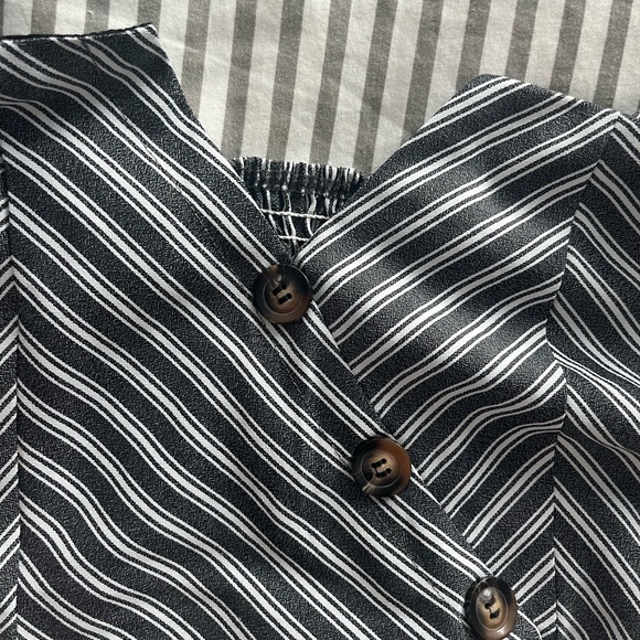 Crop top with ruffle sleeve - Picture 2 of 5